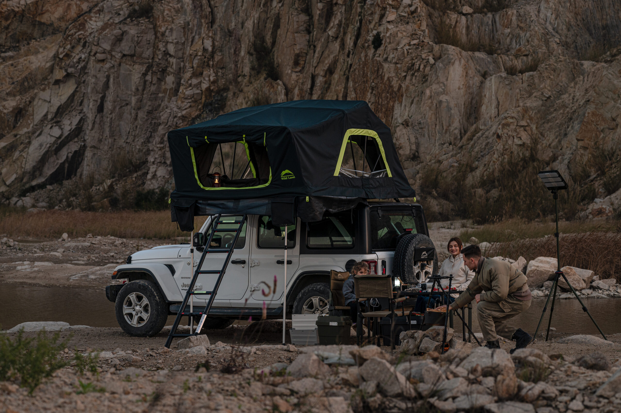 blanket-cosy-winter-overlanding