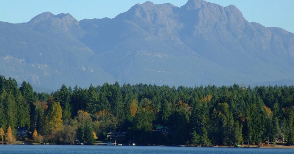 Mount_Arrowsmith_from_Sproat_Lake-2