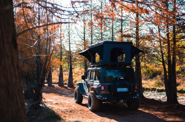 Vertical pop up hard shell rooftop tent