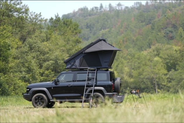 summitedge hard shell rooftop tent on jeep