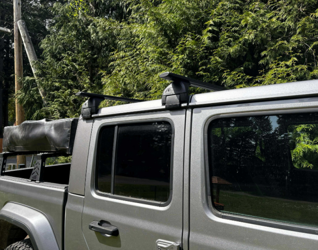 Aluminum crossbars for Jeep Gladiator truck bed rack system