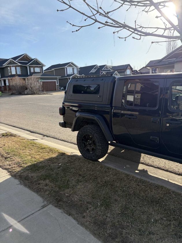 Premium aluminum gullwing truck canopy for Jeep Gladiator 2021+ in matte black, designed for overlanding, secure storage, rooftop tent mounting, and all-season Canadian conditions.